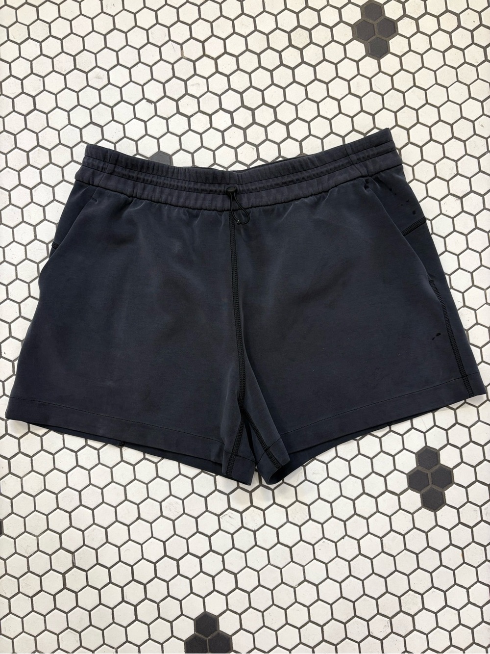 Lululemon Softstreme High-Rise Shorts 4” – Black – Size 10 - Picture 13 of 14